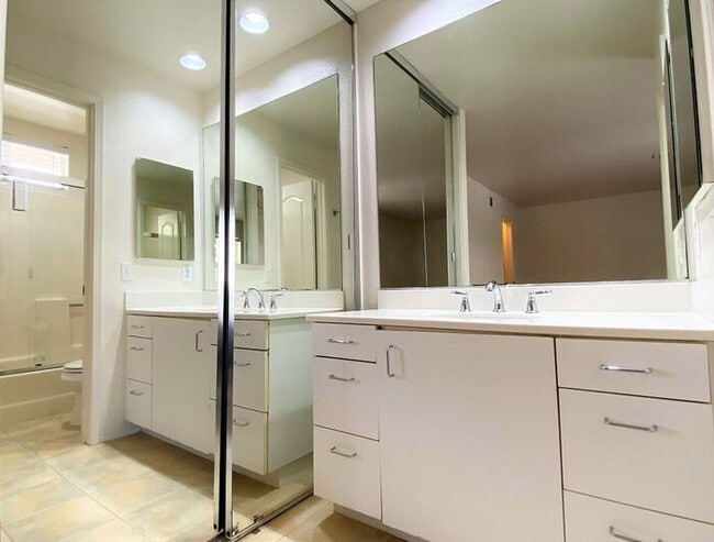 Building Photo - Desirable 2 Bedroom 2.5 Bathroom Townhome ...