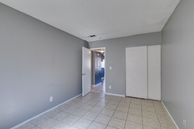 Building Photo - Charming 2-Bedroom Unit in a Well-Maintained 4-Plex!