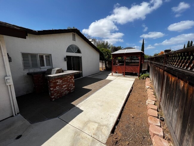 Building Photo - Great 3B/2BA House in Escondido w/ AC & At...