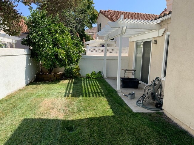 Building Photo - Camarillo Springs Rental now Available
