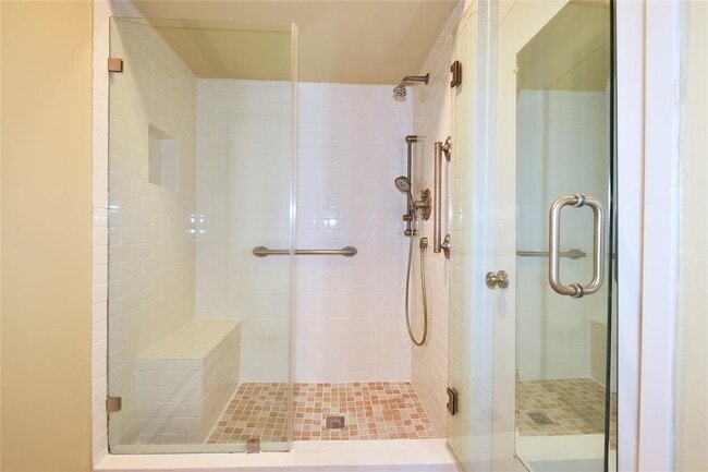 Building Photo - 2802 S Doral Dr