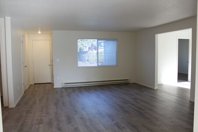 Building Photo - 4 bedroom 2 bath ranch house