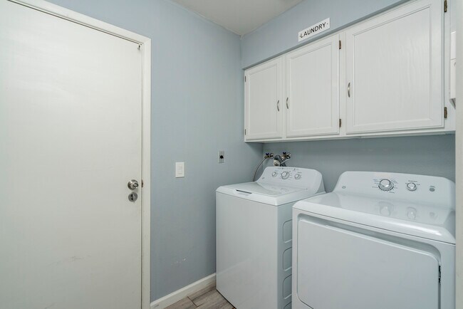 Building Photo - 951 W La Jolla Dr