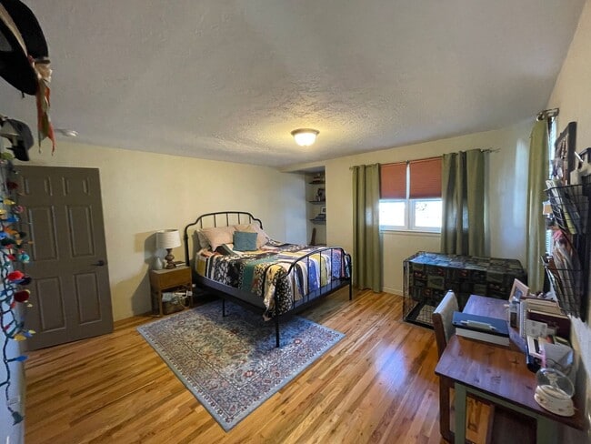 Building Photo - CHARMING HOME IN GREAT LOCATION!
