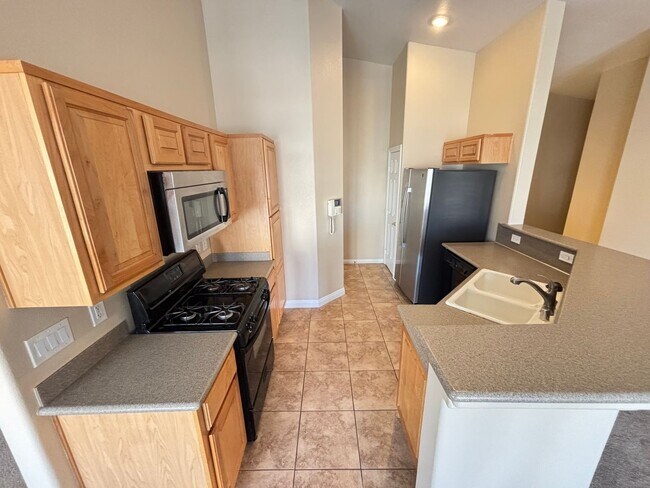 Building Photo - Gorgeous 2Bed/2Bath/1CarGarage TownHouse, located in the NW part of the valley