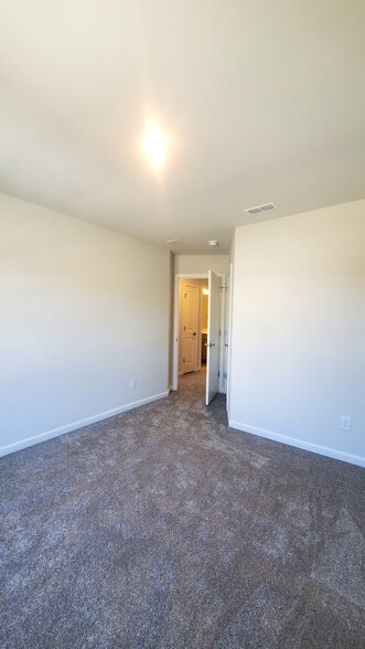 Building Photo - 906 Plum Creek Pl