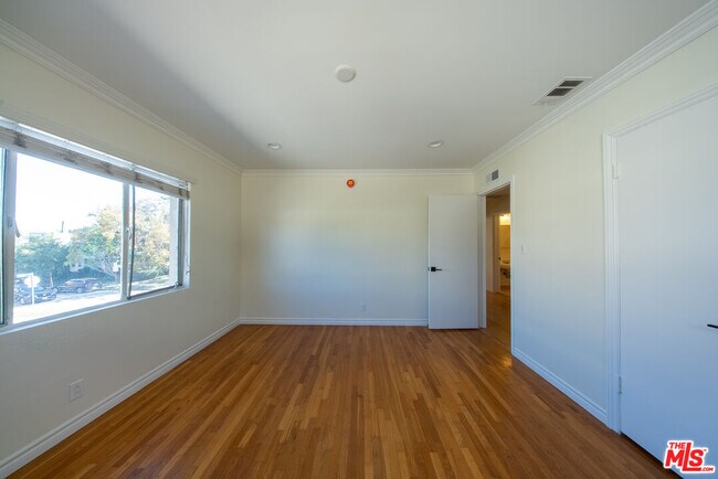 Building Photo - 9205 Alcott St