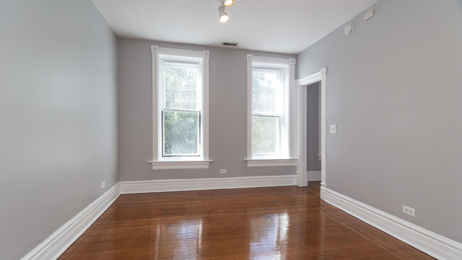 Building Photo - 1148 W Addison St