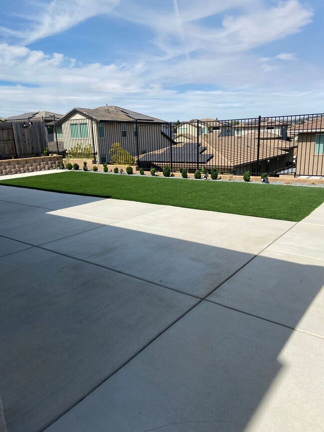 Building Photo - El Dorado Hills  - Saratoga Estates, Gated Community. 4 Bdrm, 3 Bath