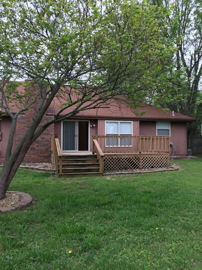 Building Photo - Executive Rental Nestled in Hickory Ridge ...