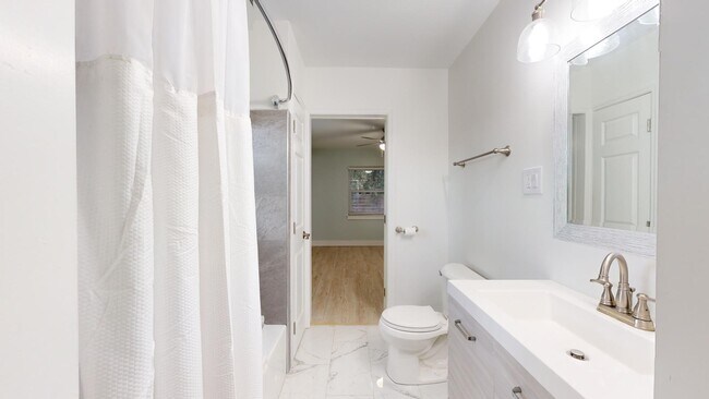 Building Photo - 214 15th Ave W