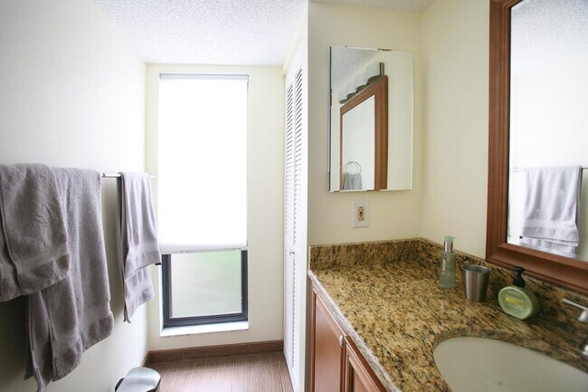 Building Photo - 1636 Brookhouse Dr