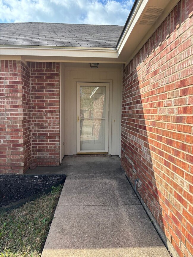 Building Photo - 525 Bretts Way