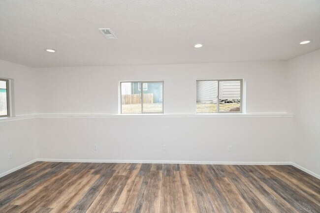 Building Photo - 5 Bedroom 3 Bathroom Single Family Home North Sioux Falls!