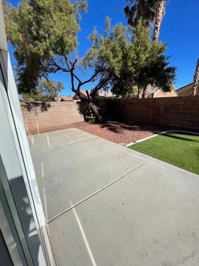 Building Photo - Beautiful 4 bedroom home located in the Shores