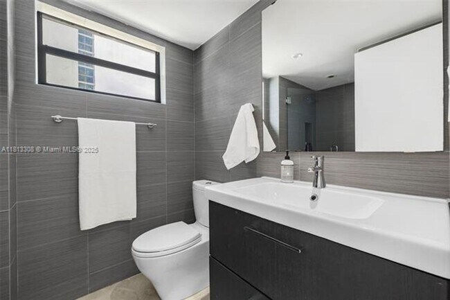 Building Photo - 2625 Collins Ave