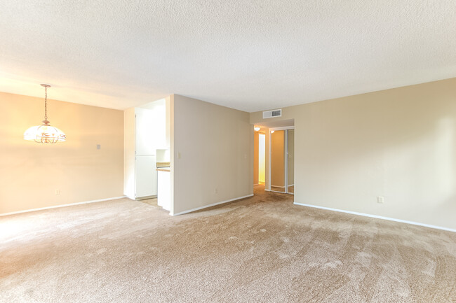 Building Photo - LOVELY AND SPACIOUS 2BR 2BA CONDO!!!