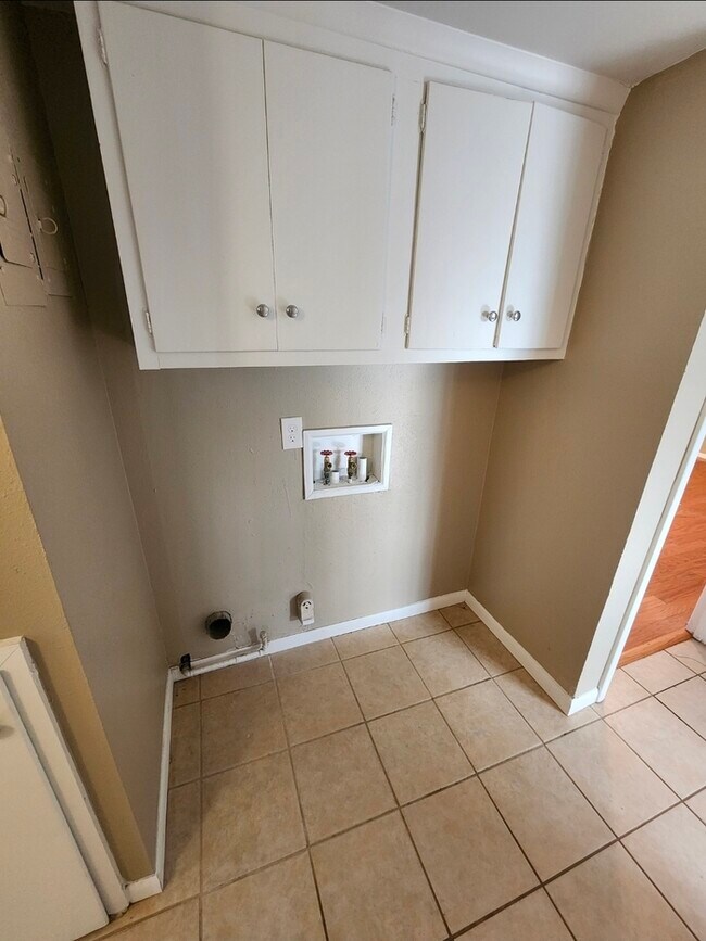 Building Photo - 3 bed 2 bath with 1 car carport