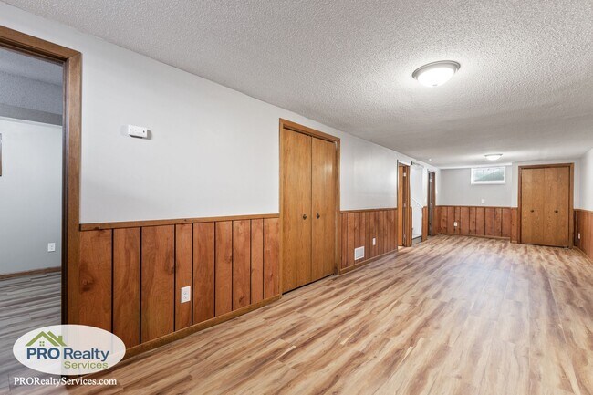 Building Photo - 3 Bedroom Home in St. Louis Park