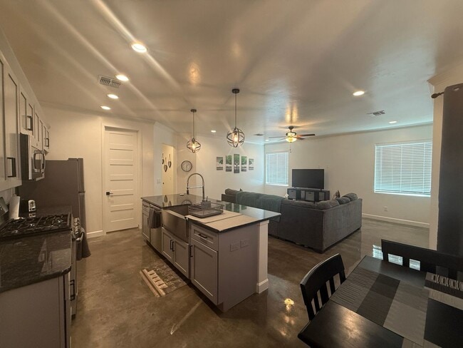 Building Photo - 2 Bedroom 1 Bathroom Fully Furnished Home