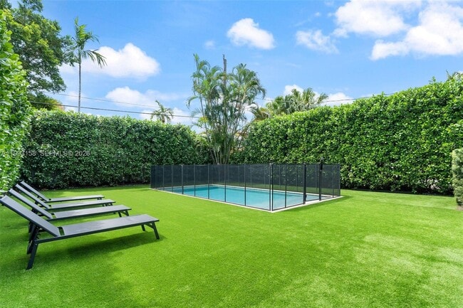 Building Photo - 634 W 47th St