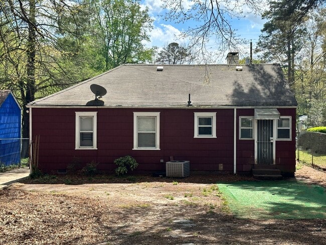Building Photo - 2 bedroom 1 bath bungalow in the heart of ...