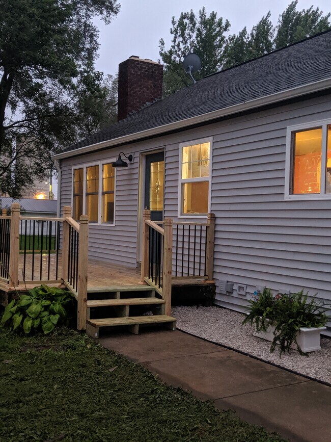 Building Photo - 1213 1st Ave NE