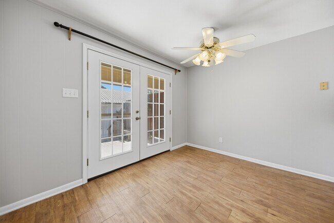 Building Photo - 600 E Stone St