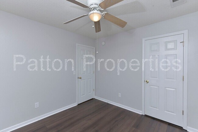 Building Photo - 295 Legend Oaks Dr