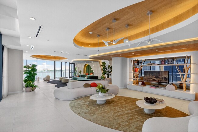 Building Photo - 700 NE 24th St