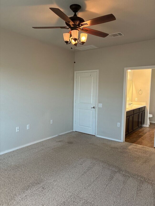 Building Photo - Charming 4 beds 2.5 baths in San Antonio!