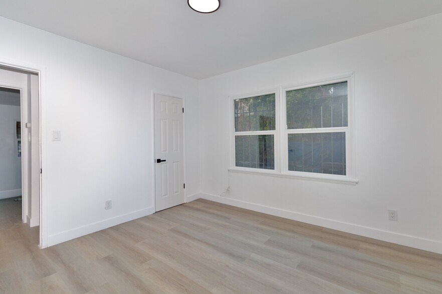 Building Photo - 1723 W 35th Pl