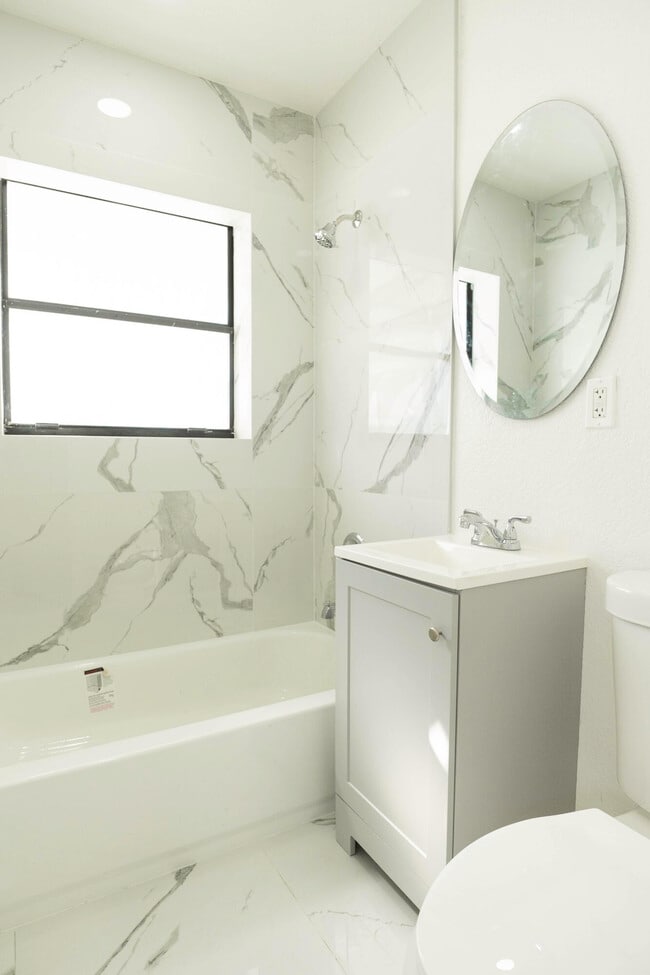 Building Photo - 924 NW 11th Ct