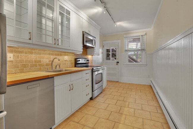 Building Photo - 40 Robin Rd