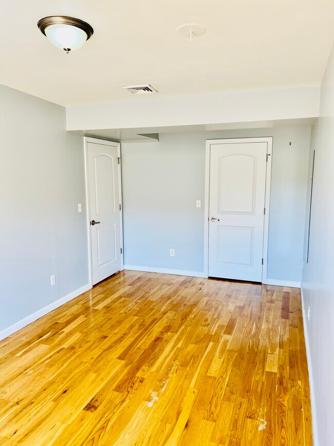 Building Photo - 143 Main St