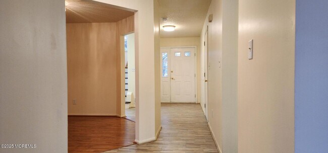 Building Photo - 1 Skylark Ct