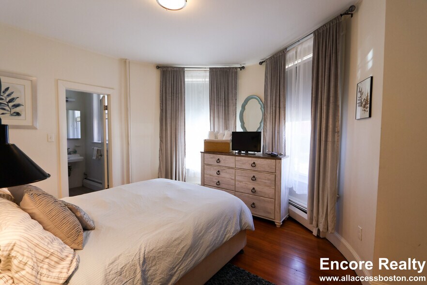 Building Photo - 1874 Beacon St