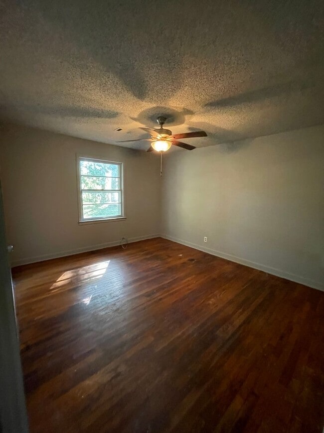 Building Photo - 1303 Warner now available for lease! 3 bed 2 bath.