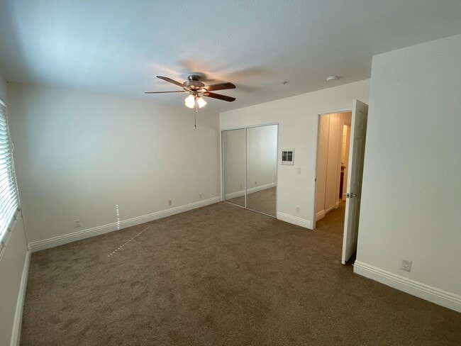 Building Photo - Quiet IB Townhome for Rent!