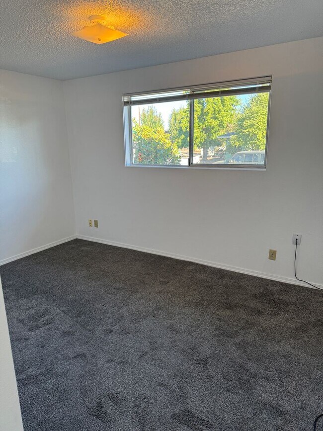 Building Photo - 2 bedroom 1 bath duplex in Springfield!