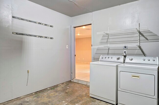 Building Photo - 1135 W 31st St