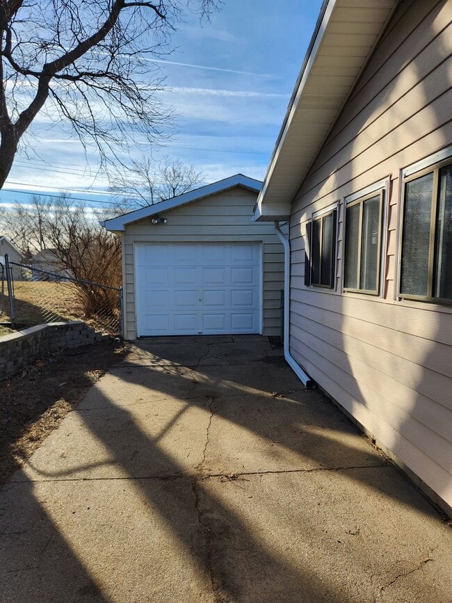 Building Photo - 3 bed, 2 bath, 1 car garage Newly remodeled with fenced backyard!