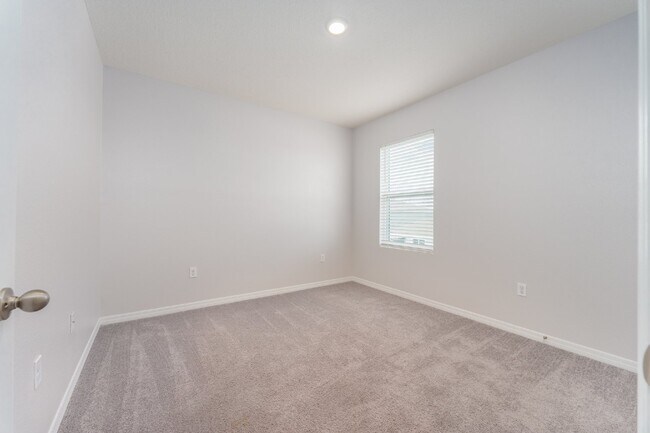 Building Photo - "Spacious 5-Bed Oasis located in SouthShore Bay!