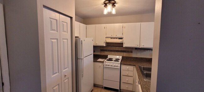 Building Photo - 523 Meadowview Dr