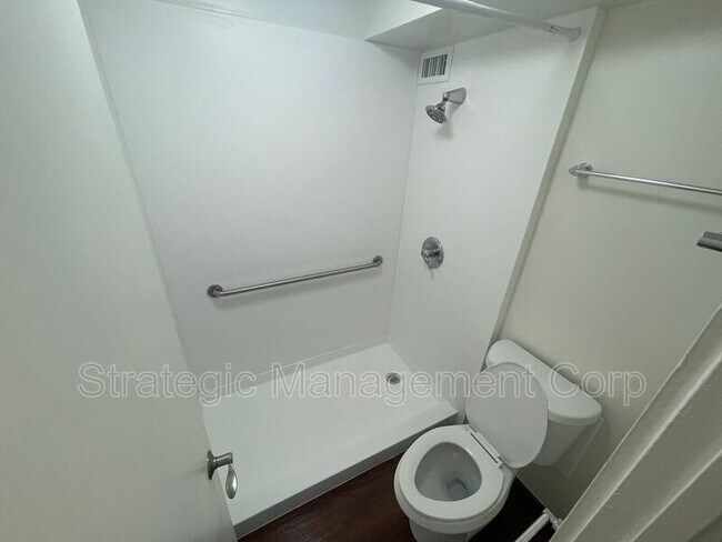 Building Photo - 1301 Lusitana St