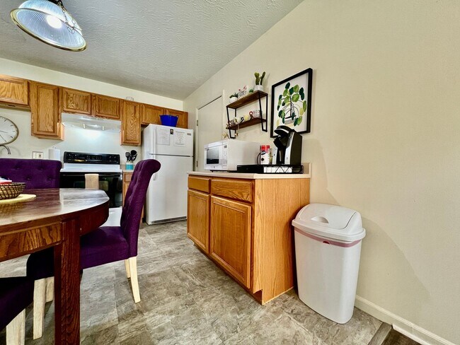 Building Photo - Fully furnished rental home for Corporate housing or insurance stays