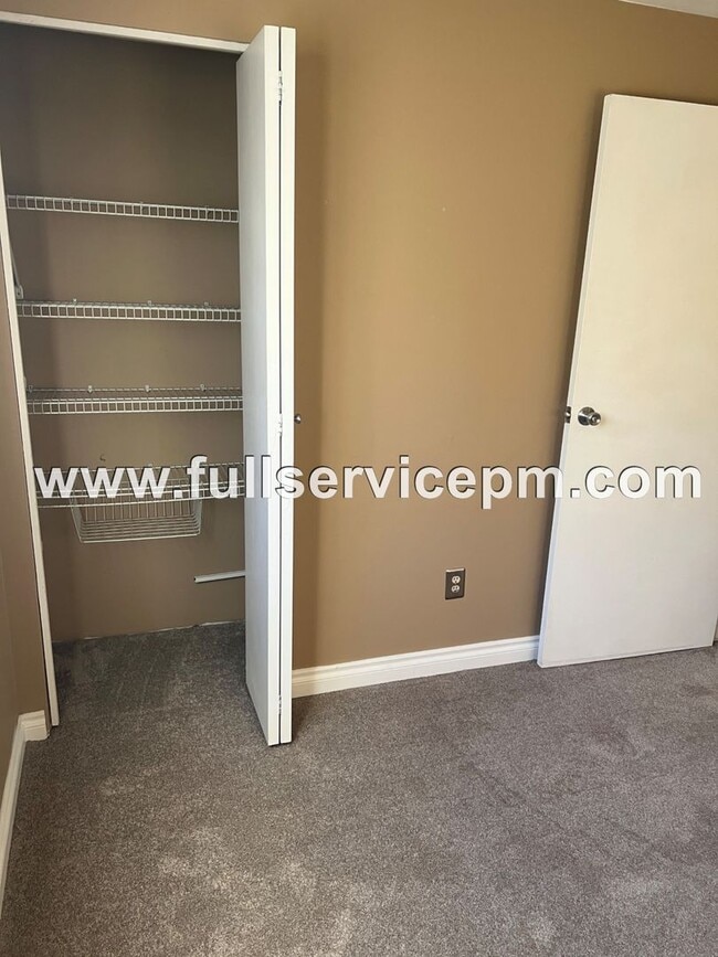 Building Photo - Large condo w/ sauna