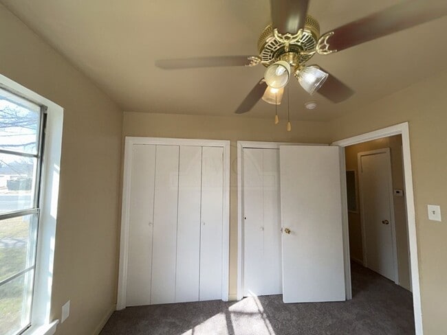 Building Photo - 127 W Stacie Rd