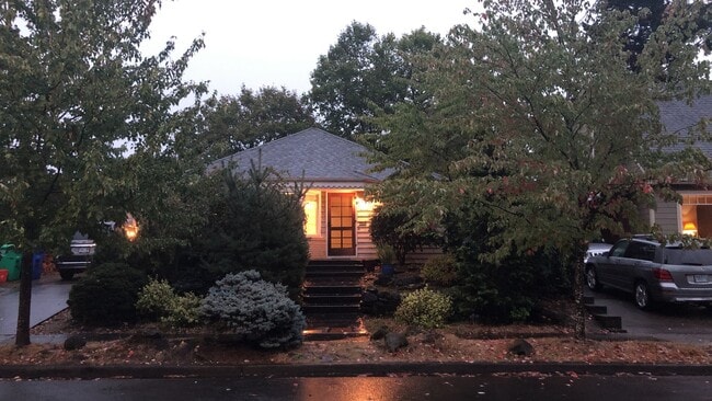 Building Photo - Coming Soon Sellwood-Moreland Two story, 3...