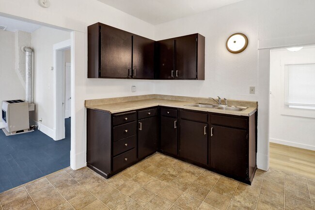 Building Photo - 4 Bedroom, 1 Bathroom Home in the York Neighborhood for Rent!